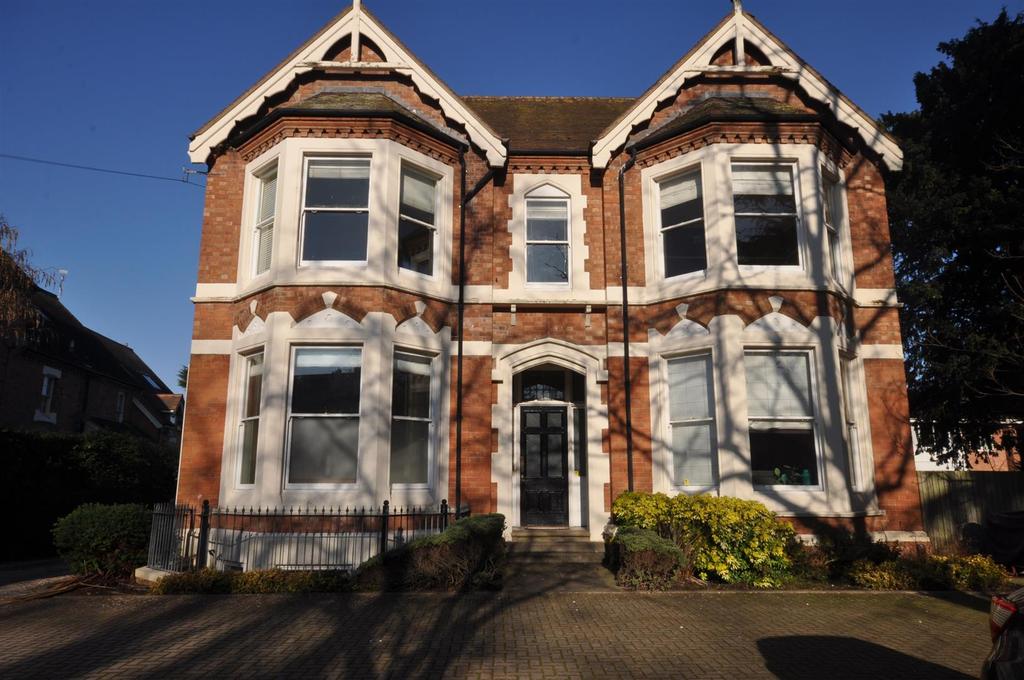 Lillington Avenue, Leamington Spa 2 bed flat £1,250 pcm (£288 pw)