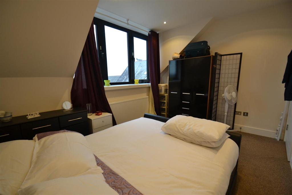 Consort Way, Horley 1 bed flat £895 pcm (£207 pw)