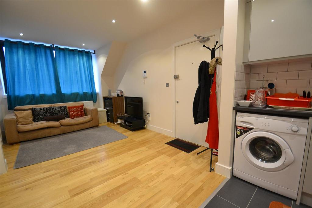 Consort Way, Horley 1 bed flat £895 pcm (£207 pw)