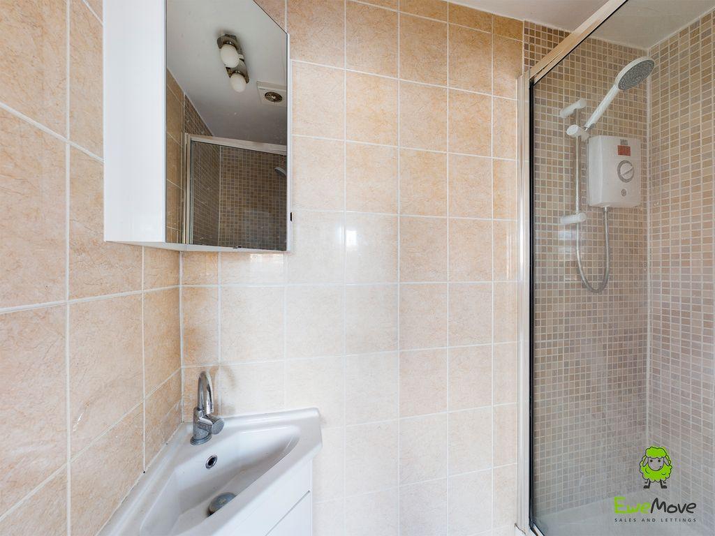 Ensuite to Bed 1