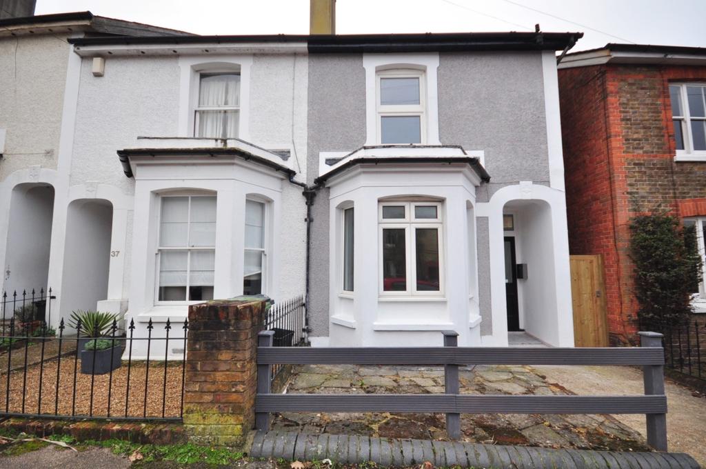 Yorke Road Reigate RH2 3 bed semidetached house £2,250 pcm (£519 pw)