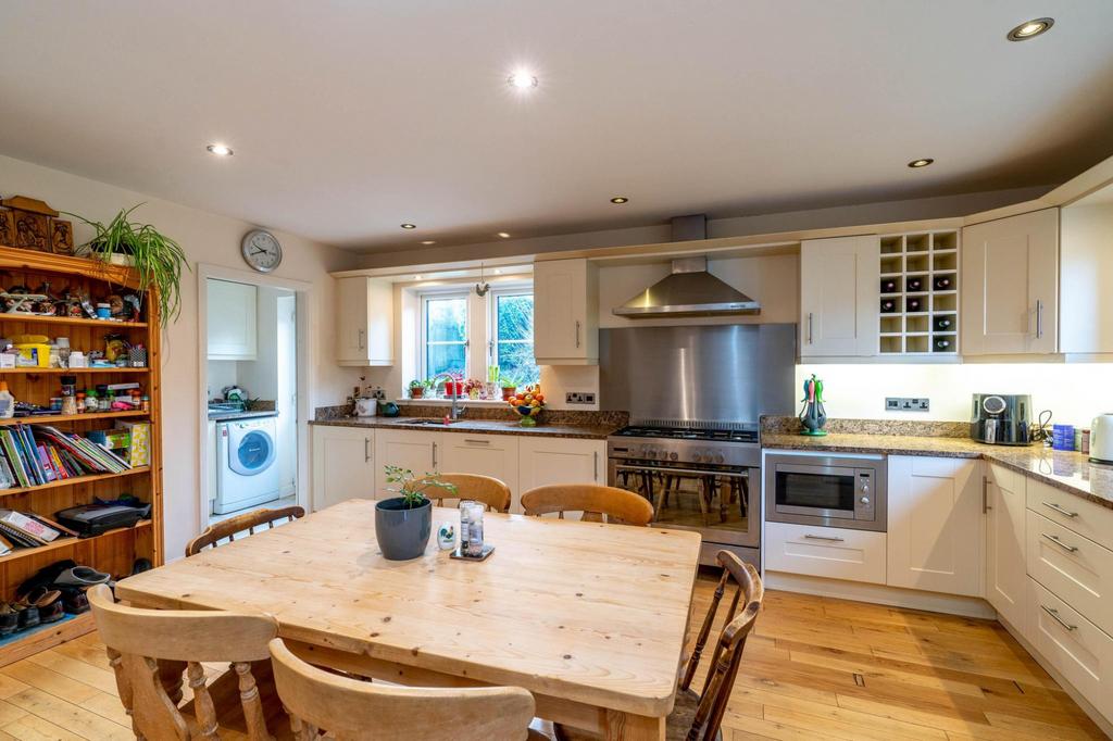 Burbage Way, Buxton, SK17 5 bed detached house £660,000