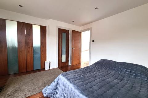 1 Sunningdale, Luton, LU2 7TF