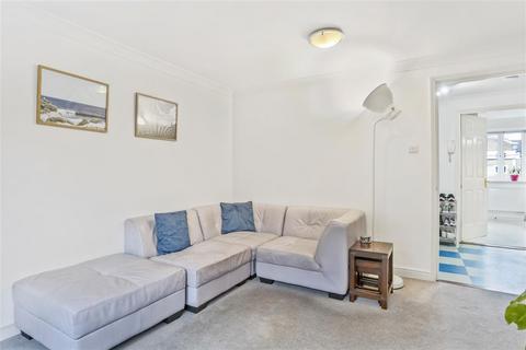 104 Goddard Place, London, N19 5GT