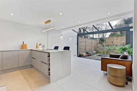 12 Trecastle Way, London, N7 0EL