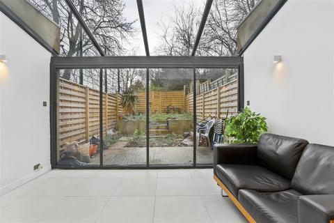 12 Trecastle Way, London, N7 0EL