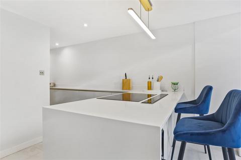 12 Trecastle Way, London, N7 0EL