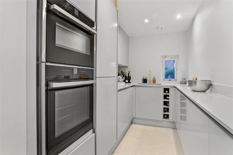 12 Trecastle Way, London, N7 0EL