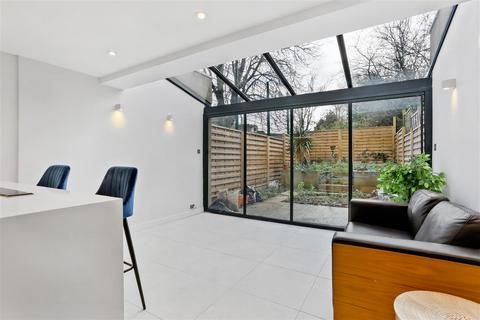 12 Trecastle Way, London, N7 0EL