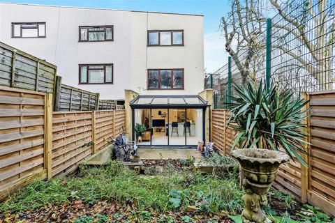 12 Trecastle Way, London, N7 0EL