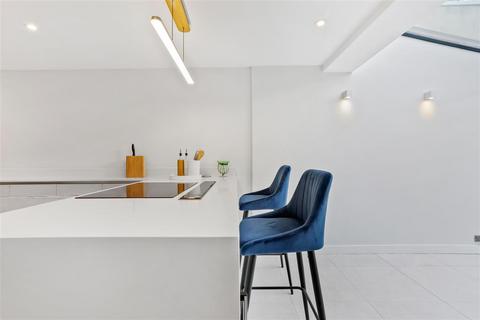 12 Trecastle Way, London, N7 0EL