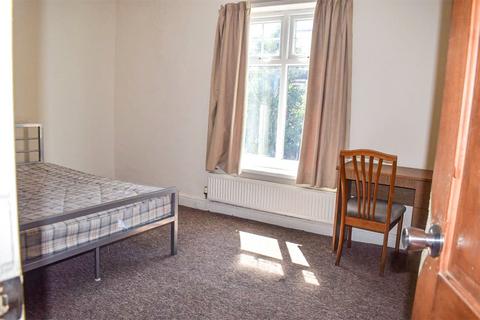 3 bedroom terraced house to rent, Camborne Street, Rusholme, M14