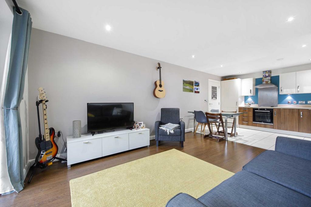 Leyton Green Road, Leyton 2 bed flat for sale £375,000
