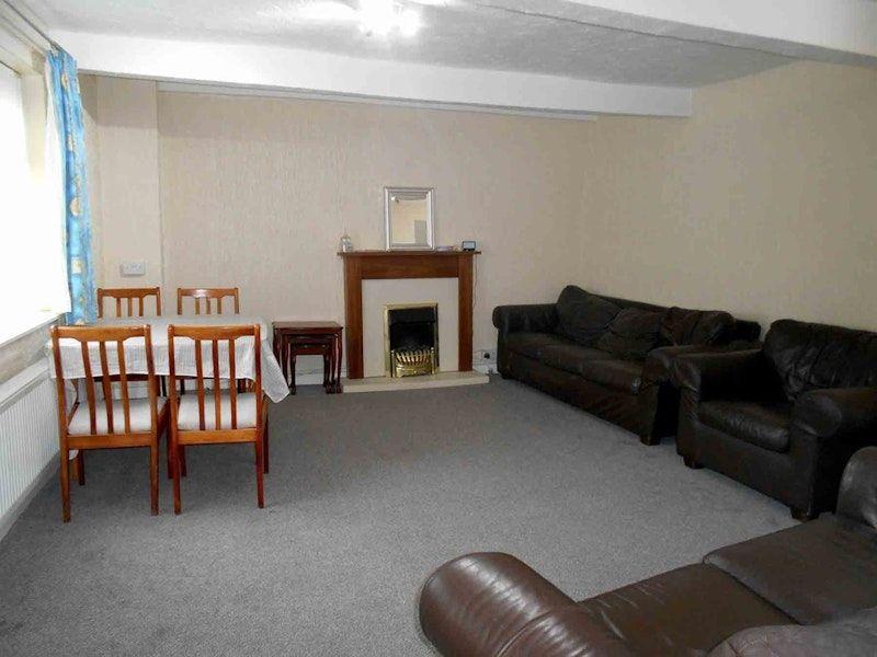 a Market Place, Penygroes, Caernarfon 3 bed terraced house £550 pcm