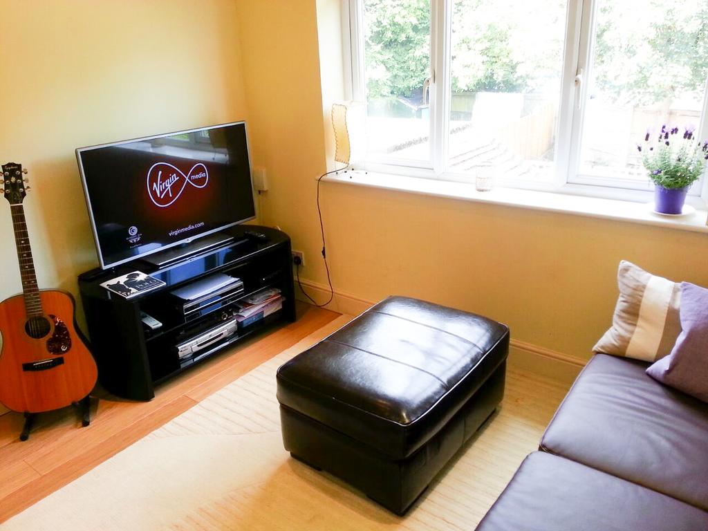 Wescott Road, Wokingham RG40 2 bed £1,475 pcm (£340 pw)