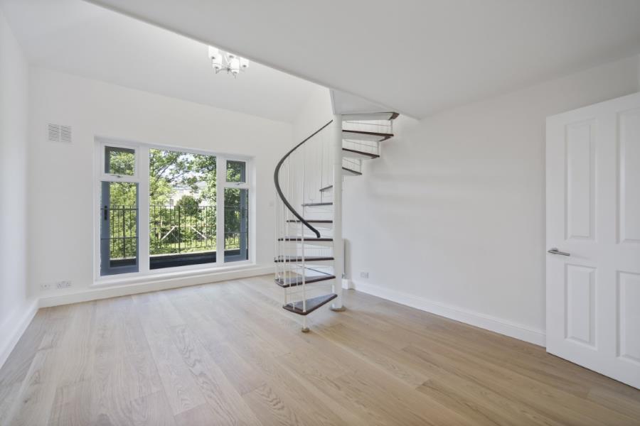Parkhill Road, Hampstead, NW3 3 bed flat £3,358 pcm (£775 pw)