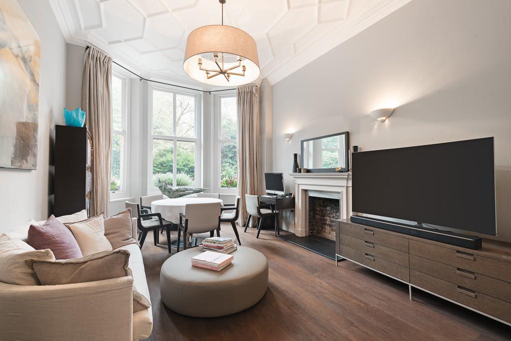 Cadogan Square, London, SW1X 3 bed flat - £9,533 pcm (£2,200 pw)
