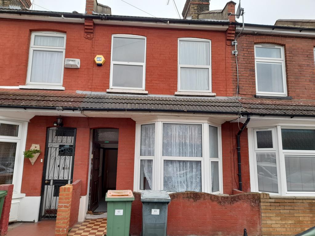3 bedroom Mid-Terrance house for rent in E13 Plai