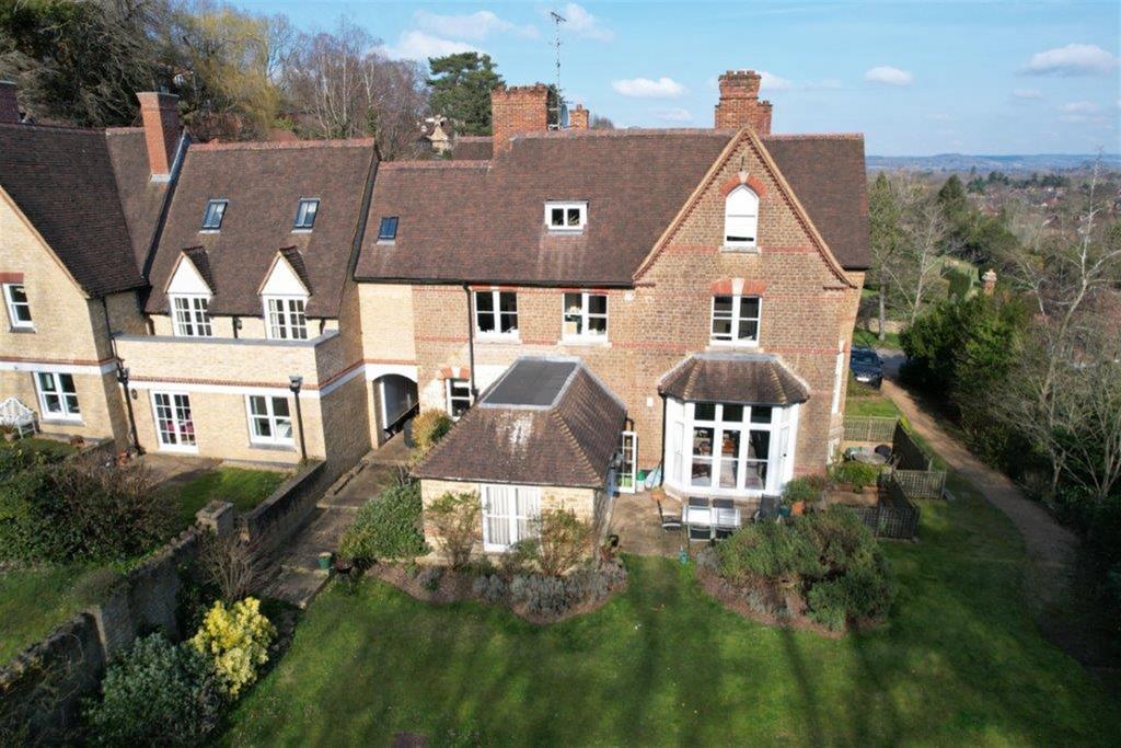 2 bedroom Ground Floor Apartment in Godalming 2 bed apartment for sale