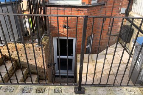 Studio to rent, Basement Flat, 39 Beaconsfield Ave