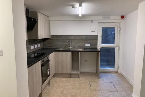Studio to rent, Basement Flat, 39 Beaconsfield Ave