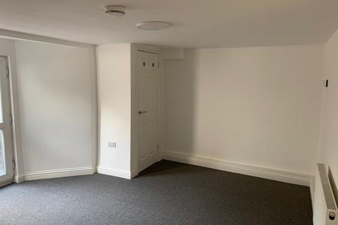 Studio to rent, Basement Flat, 39 Beaconsfield Ave
