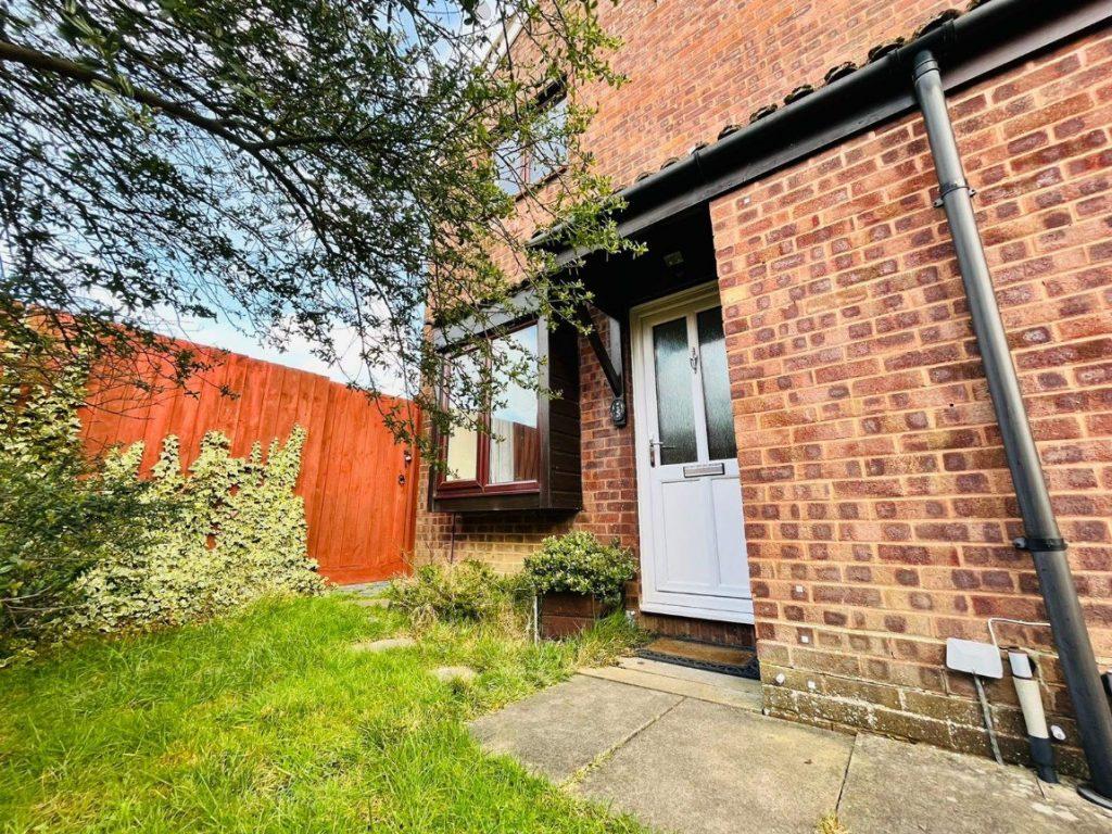 Chandos Close, Grange Park, Swindon... 1 bed property £715 pcm (£165 pw)