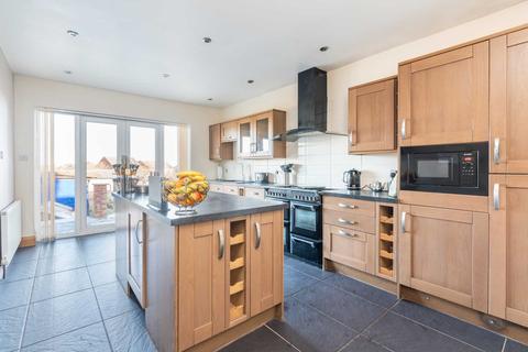4 bedroom detached bungalow for sale - Glad-Rich, Bradford Road, Tingley
