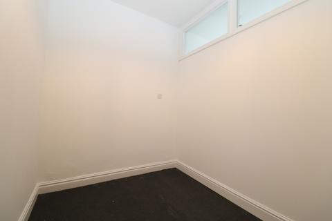 Studio to rent, 1b Silver Street