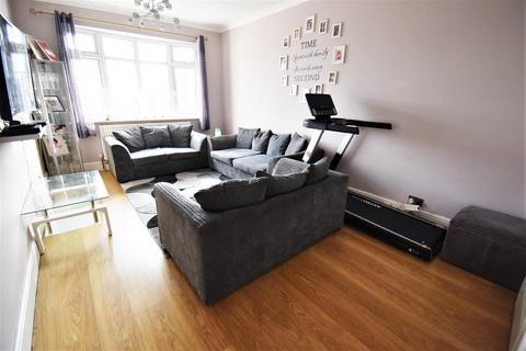 32 Aluric Close, Chadwell St Mary, Grays, RM16 4NB