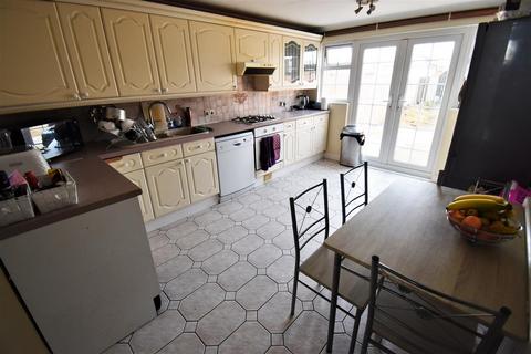 32 Aluric Close, Chadwell St Mary, Grays, RM16 4NB
