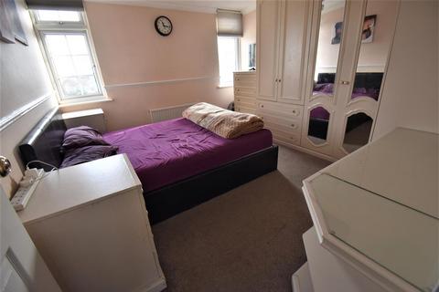 32 Aluric Close, Chadwell St Mary, Grays, RM16 4NB
