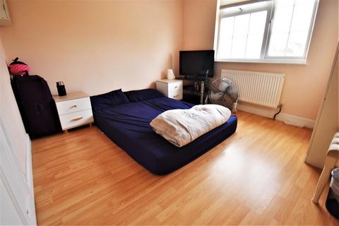 32 Aluric Close, Chadwell St Mary, Grays, RM16 4NB