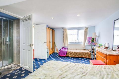 3, Vine Cottages Sidney Square, London, E1 3EP