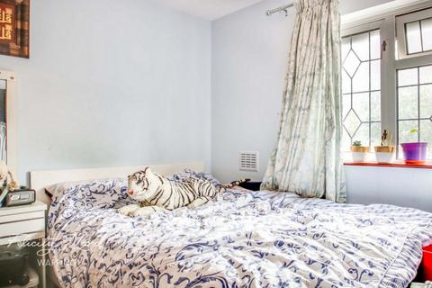 3, Vine Cottages Sidney Square, London, E1 3EP