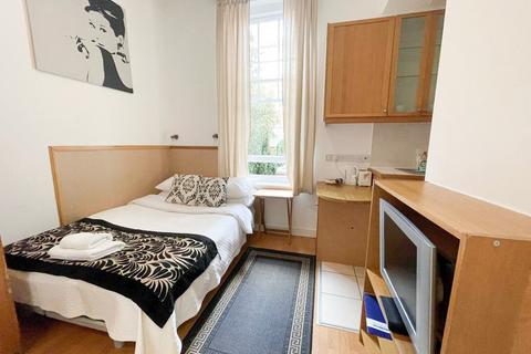 Studio to rent, Fulham Palace Road, Hammersmith, London, W6