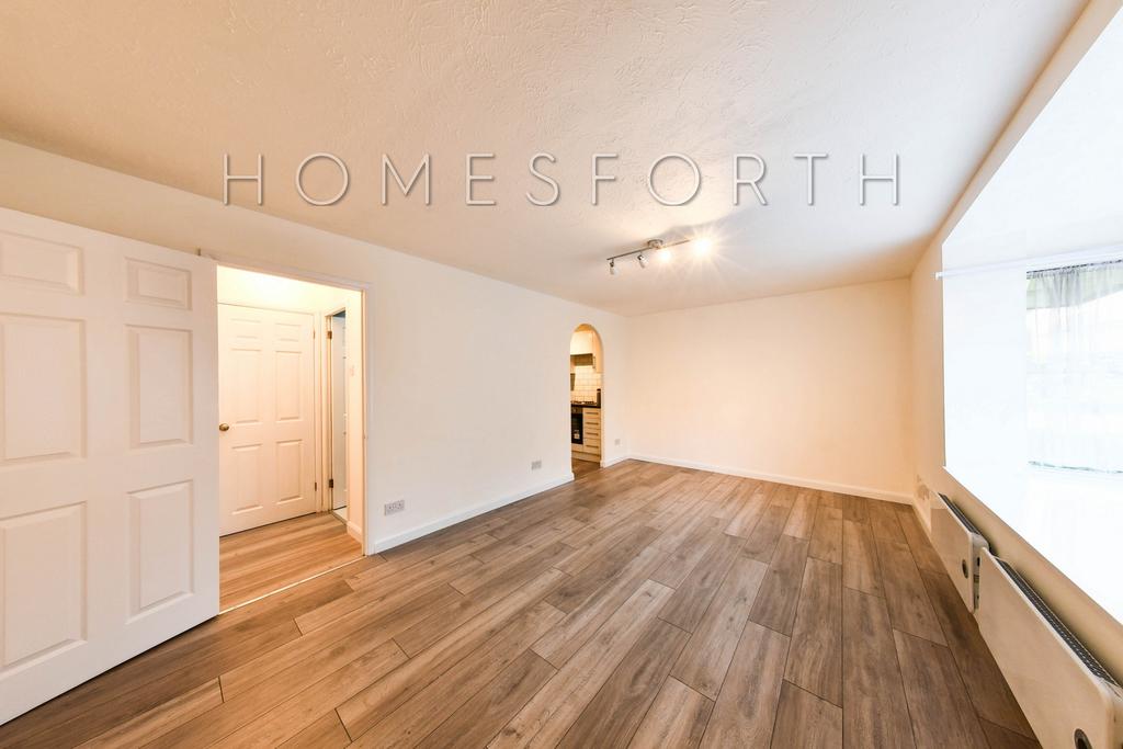 Snowdon Drive, Welsh Harp, NW9 Studio £1,348 pcm (£311 pw)