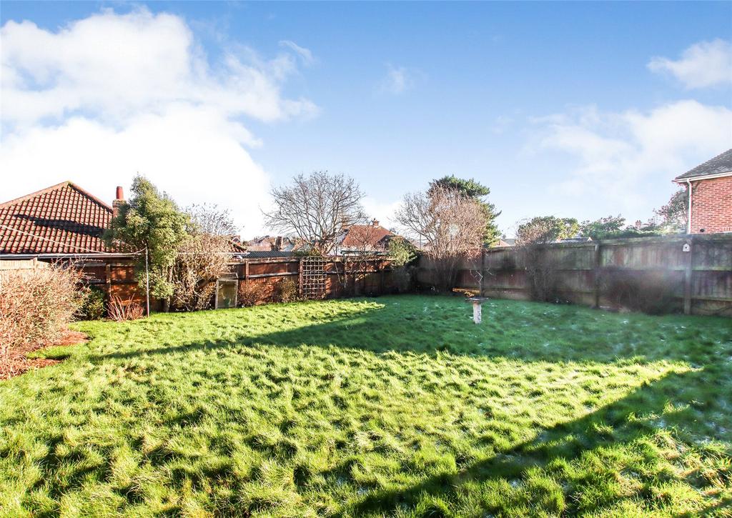 Highfield Road, Lymington, Hampshire, SO41 3 bed bungalow for sale £