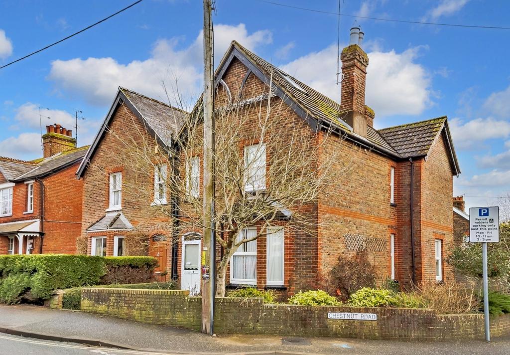 Lower Station Road, Billingshurst, RH14 3 bed semidetached house for