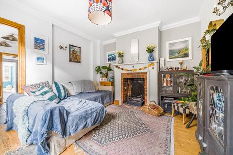 13 Grasmere Road, Lightwater, GU18 5TG