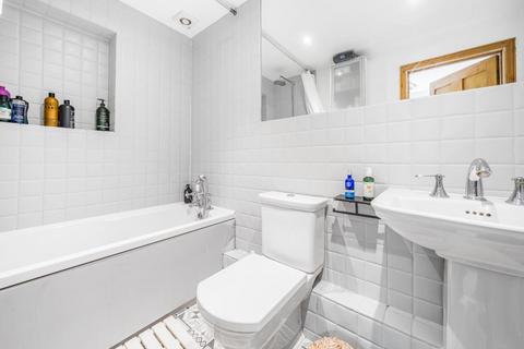 13 Grasmere Road, Lightwater, GU18 5TG