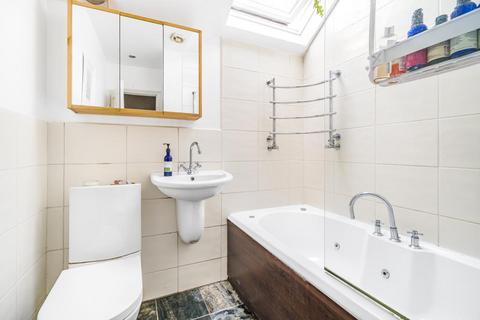 13 Grasmere Road, Lightwater, GU18 5TG
