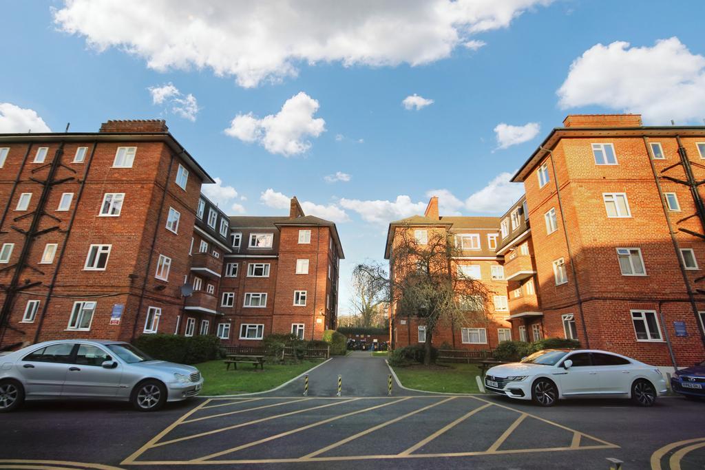 Empire Court, North End Road... 2 bed flat £225,000