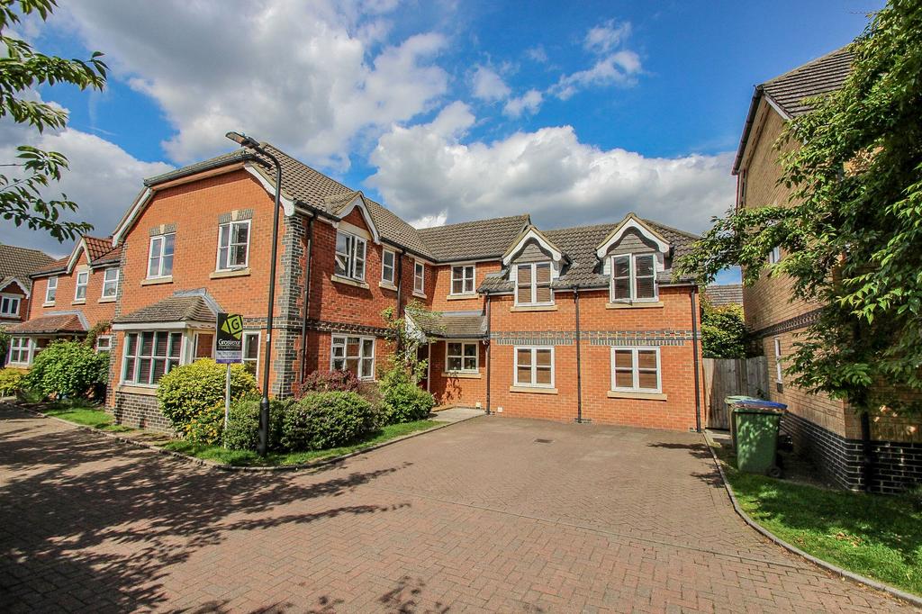 Bourne Close, Thames Ditton, KT7 5 bed detached house £3,500 pcm (£