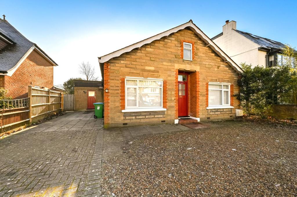 Wensleydale Road, Hampton, TW12 3 bed bungalow £3,000 pcm (£692 pw)