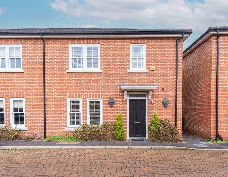 Mobbs Close, Stoke Poges £2295pcm 3 bed semidetached house £2,295