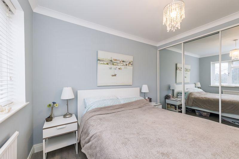 BACK BEDROOM >...