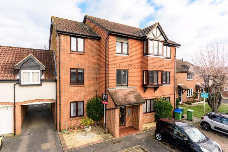 Shaw Drive, WaltononThames 1 bed flat £1,050 pcm (£242 pw)
