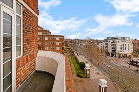 Studio to rent, Du Cane Court Balham High Road Balham SW17 7JB