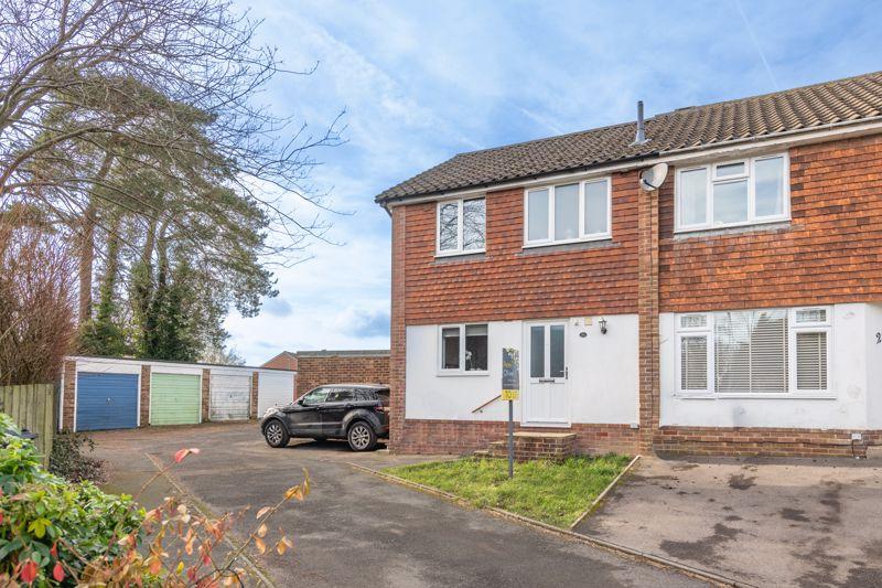 Trenches Road, Crowborough 2 bed end of terrace house £1,200 pcm (£